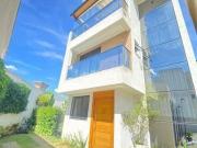 PORTEIRA FECHADA! Casa com 3 Quartos sendo 1 Suíte à...