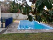 Porzione di bifamiliare su tre livelli con piscina