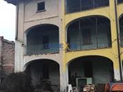 Porzione di casa con fienile ed area esterna di propriet