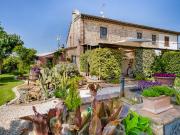 PORZIONE DI CASCINALE TOSCANO CON PARCO PRIVATO DI 3.000 MQ