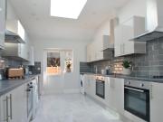 Posh double bedroom in a 7 bedroom house, in Ealing Has...