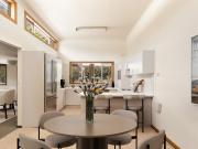 Position perfect villa style in a boutique complex,...