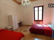 Camera in appartamento con 13 camere da letto, Campo di...