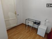 Stanza in appartamento condiviso con 4 camere da letto...