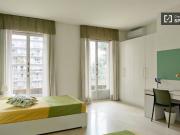 posto letto in affitto in appartamento con 6 camere a Milano