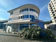 Prédio comercial com 3 pavimentos localizado no início...