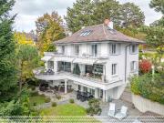 Prächtige freistehende Villa mit Blick auf den See