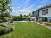 Moderne Villa mit Blick auf den See und die Alpen
