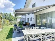 Prächtige moderne Villa mit Garten