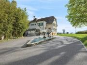 Prächtiges Herrenhaus am Wasser