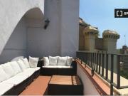 Práctica habitación en alquiler en piso de 13...