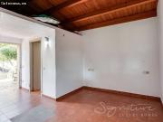 Práctica villa con diseño único y jardín de ensueño en...
