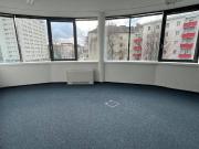 Praktisch aufgeteiltes Büro mit großem Besprechungsraum