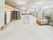 PRAKTISCH UND GUT ANGEBUNDEN