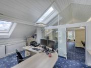 Praxisraum im hellen Dachgeschoss mit Gemeinschaftsraum