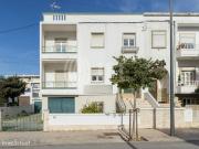 Prdio com trs apartamentos e garagem, Faro, Algarve