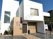 PRECIO DE OPORTUNIDAD! Casa en Venta, de 3 recámaras en...