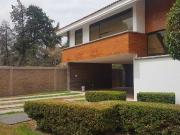 AMPLIA CASA CON HERMOSOS JARDINES EN CIPRESES DE...