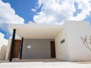 Preciosa casa de 1 planta con piscina, en privada...