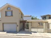 Preciosa casa de 2 niveles con excelente ubicación,...