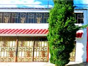 ¡Preciosa Casa de Dos Niveles con Excelente Ubicación!