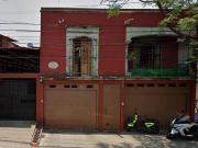 PRECIOSA CASA DE DOS NIVELES CON EXCELENTE UBICACIÓN, A...