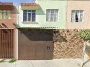 PRECIOSA CASA DE DOS NIVELES, CON UNA EXCELENTE UBICACIÓN