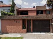 PRECIOSA CASA DE DOS NIVELES, CON UNA EXCELENTE UBICACIÓN