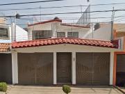 PRECIOSA CASA DE DOS NIVELES, CON UNA EXCELENTE UBICACIÓN