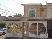 PRECIOSA CASA DE DOS NIVELES, CON UNA EXCELENTE UBICACIÓN PRECIOSA CASA DE DOS NIVELES, CON UNA EXCELENTE UBICACIÓN