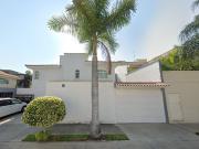 PRECIOSA CASA DE DOS NIVELES, CON UNA EXCELENTE UBICACIÓN