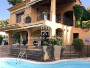 Preciosa casa de estilo mediterraneo, ubicada en una de...