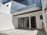 PRECIOSA CASA EN ARBOLEDAS DE LOMA BELLA