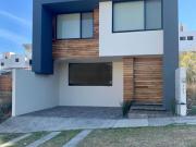 Preciosa casa en fracc. residencial al norte de Le?n con...