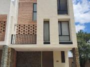 Preciosa Casa en Juriquilla, 3 Niveles, 3 Recamaras, 3.5...