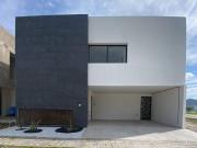 PRECIOSA CASA EN LOMAS DE ANGELOPOLIS CON AMPLIO JARDIN