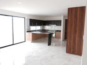 PRECIOSA CASA EN LOMAS DE ANGELOPOLIS CON AMPLIO JARDIN