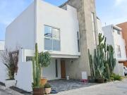 PRECIOSA CASA EN RENTA CON ALBERCA Y SEGURIDAD 24 HORAS