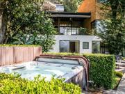 Preciosa casa moderna, con vista al lago en la entrada...