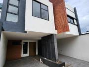 PRECIOSA. ! casa nueva, moderna, con 3 recamaras c/u con...