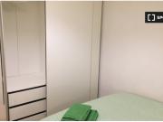 Preciosa habitación con armario independiente en piso...