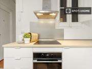 Preciosa habitación con balcón en apartamento de 9...