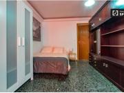 Preciosa habitación con cama doble y baño privado en...