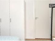 Preciosa habitación con escritorio en apartamento de 12...