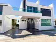 Preciosa Residencia con Alberca Privada en Punta...