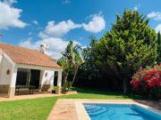 Preciosa villa de estilo clásico andaluz con 3...