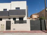 Preciosa villa pareada y adosada en dos niveles con 3...