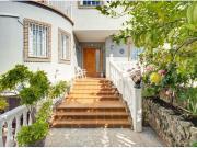 PRECIOSA VIVIENDA UNIFAMILIAR CON PISCINA EN EL BARRIO...