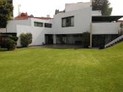PRECIOSA Y ESPECTACULAR RESIDENCIA CON GRAN TERRENO Y JARDIN