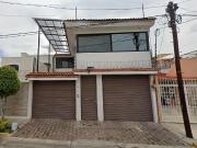 PRECIOSA Y MUY AMPLIA CASA DE DOS NIVELES A 10 MINUTOS...